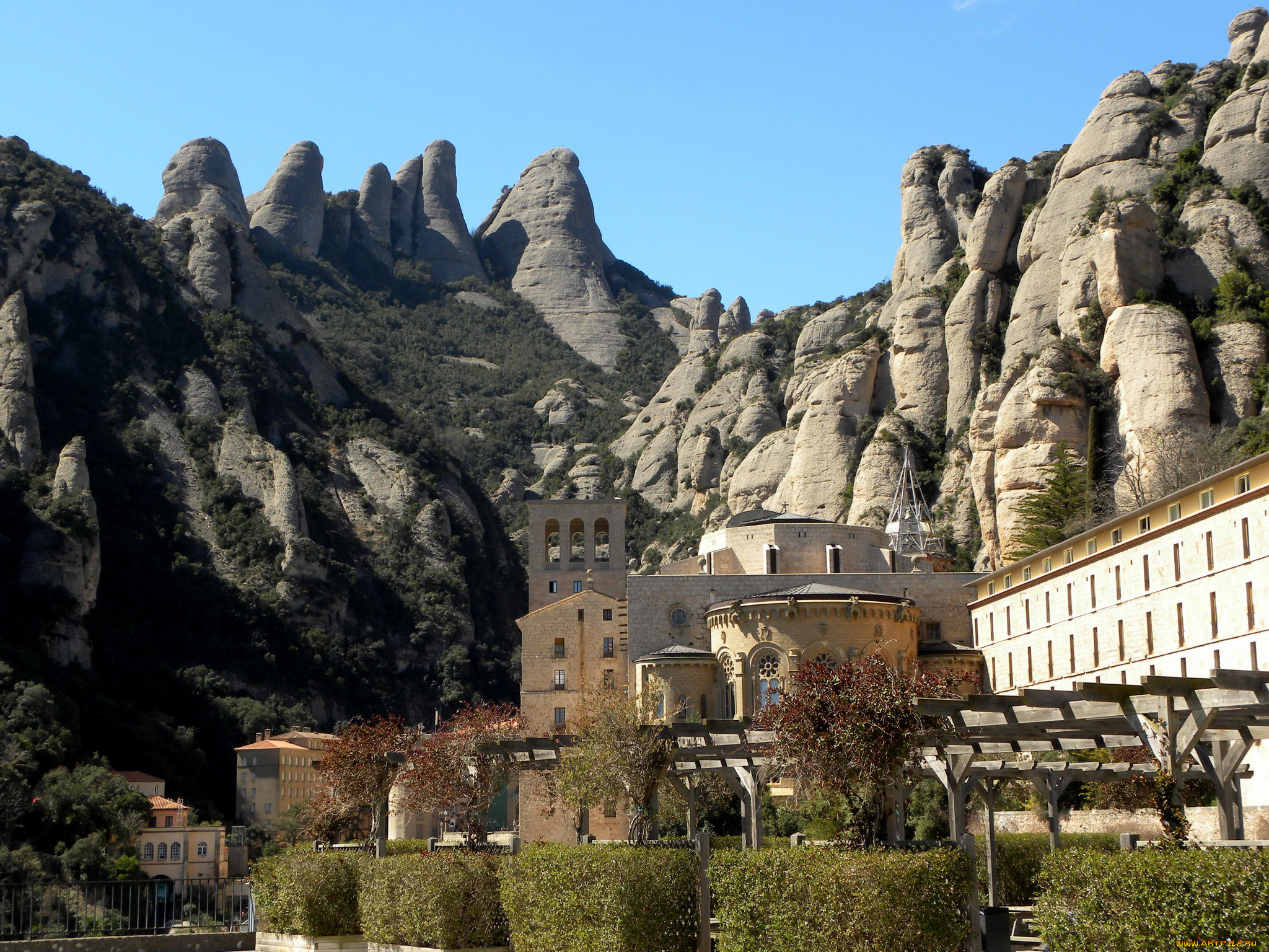 Montserrat. Горный монастырь Монтсеррат. Храм Монтсеррат Испания. Испания монастырь на горе Монсеррат. Собор в Испании на горе Монсерат.